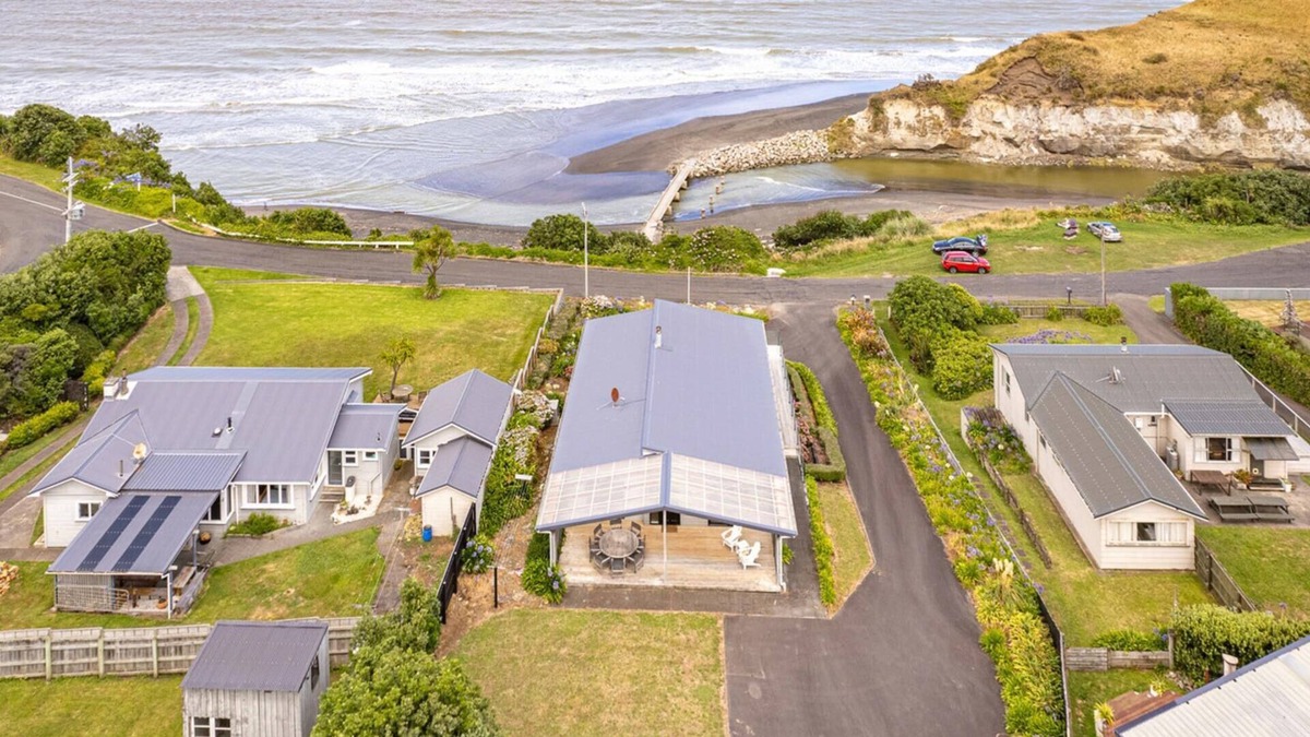 Kai Iwi House | Sunset Escape - Stunning Beachfront Views