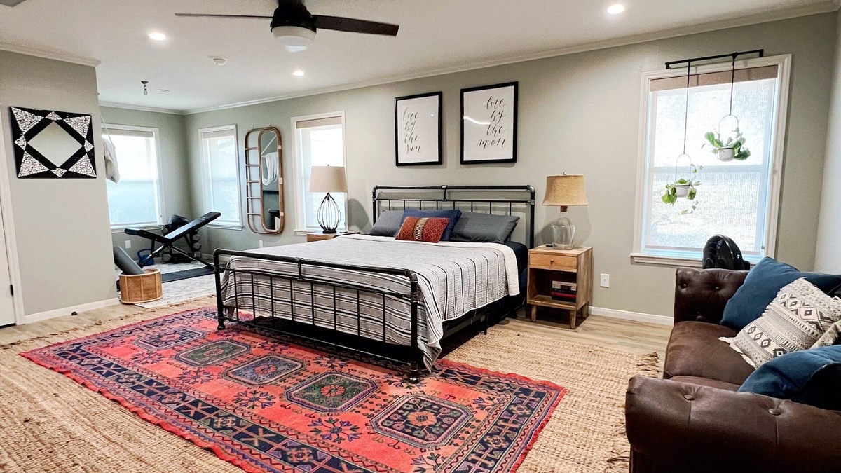 Bryan House | Sunset Farm in Aggieland - Country Life 15 miles from Kyle Field - up to 14 ppl