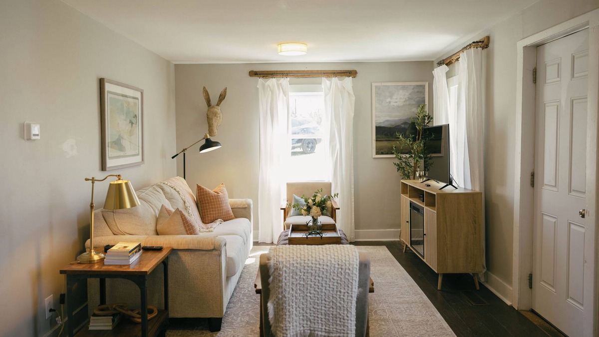 Columbia House | Sunset Farmhouse: A Serene Retreat with Panoramic Views and Relaxing Porch