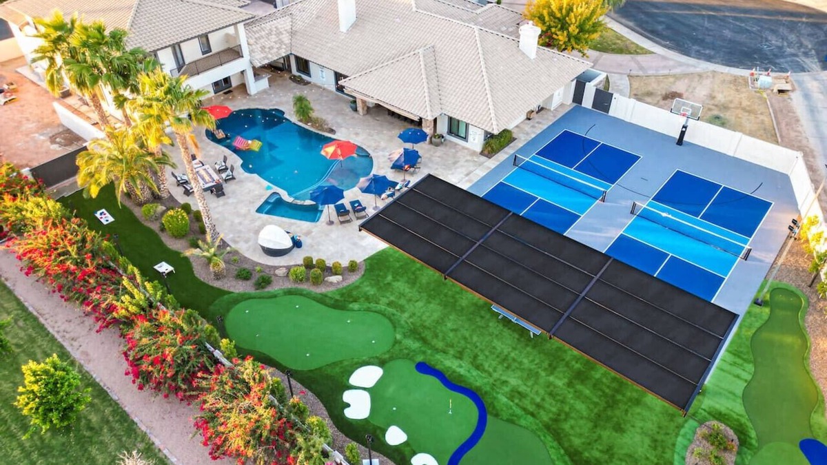 Mesa House | Sunset Greens - Golf Simulator, Putting Green, Gam