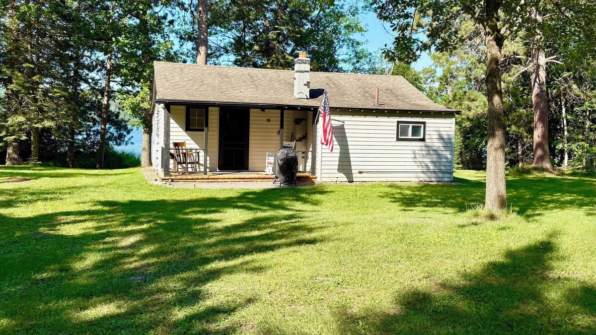 Remer Cabin | Sunset Haven- NEW- in tranquil Remer with AC, WiFi. Enjoy a peaceful getaway!