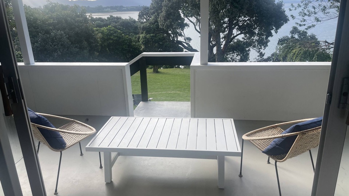 Omokoroa House | Sunset Haven - Waterfront Retreat