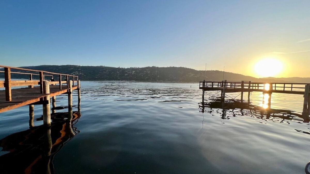 Clearlake House | Sunset Hideaway Lakefront Home w/3 bed/2 bath oasis