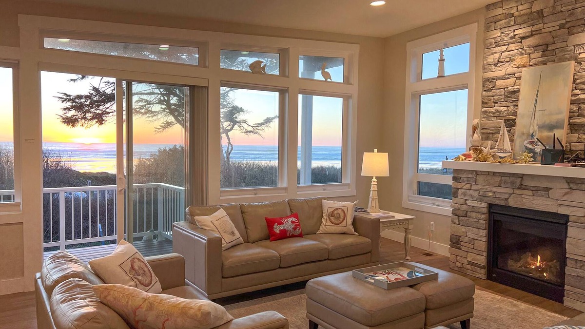 Neahkahnie Beach House | Sunset Hideaway ~ Oceanfront across from the beach, 14 min walk to restaurantsn