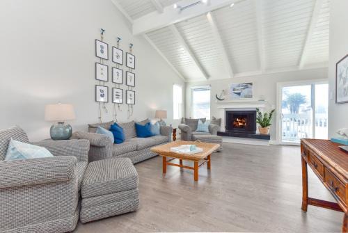 Sunset Beach House | Sunset Island 3 Level Home on the Water sleeps 10