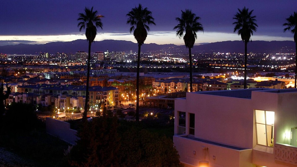 Norma Triangle Apartment | Sunset & LA Cienega, Walk everywhere, free parking, city views, washer dryer.