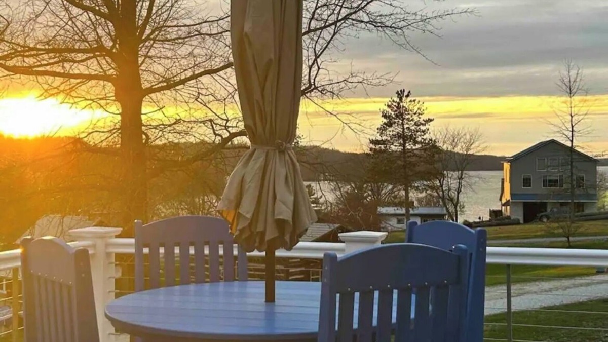 Senecaville House | Sunset & Lake View~Kayaks~SUPs~Fire Pit+wood~ Grill+propane~ 2 Bedroom en-suites