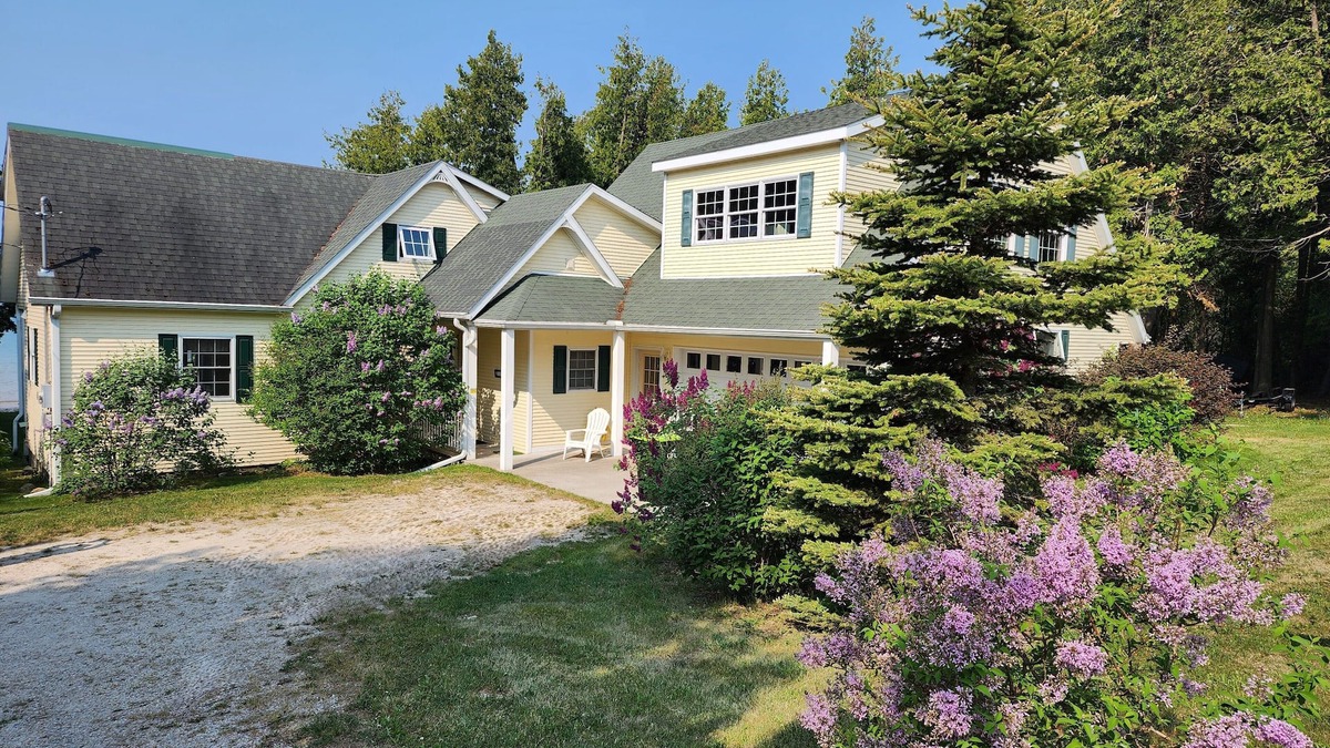 St Ignace Cottage | Sunset Lodge - right on Lake Michigan! Swim or watch the freighters go by