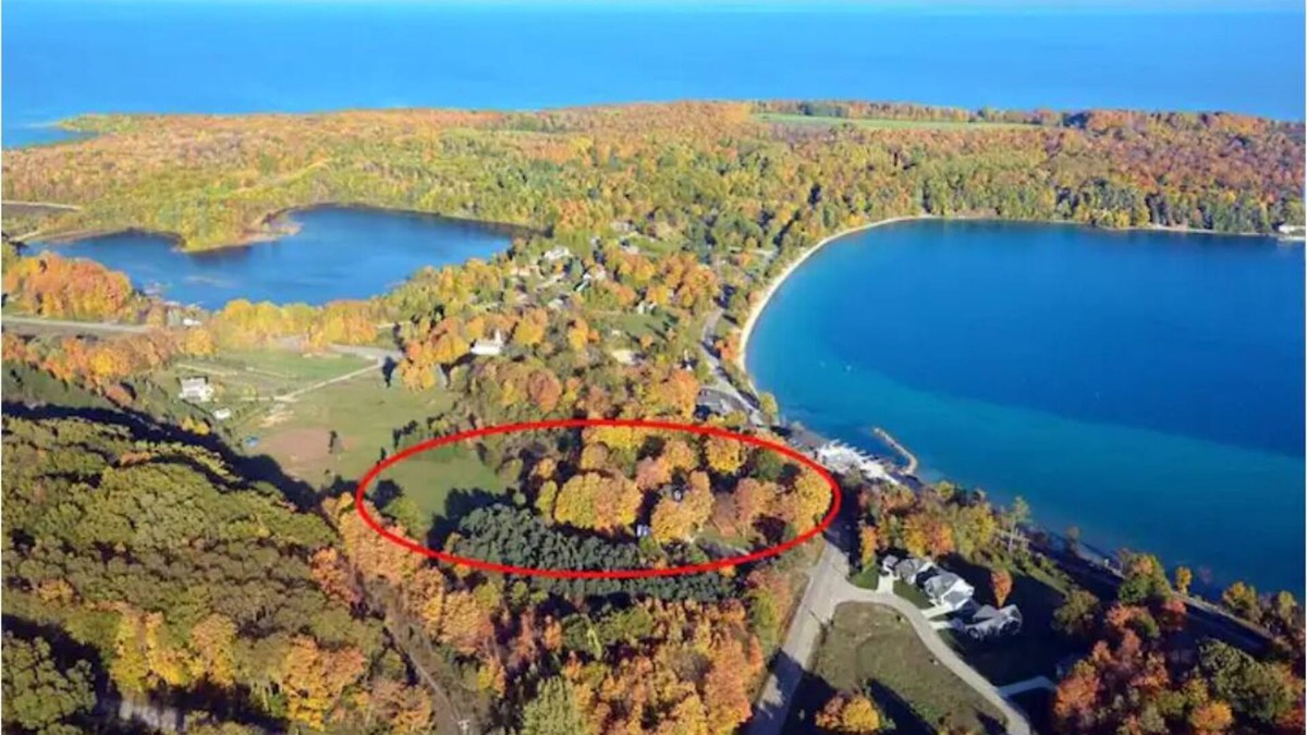 Omena Cottage | Sunset Lodge - Shedd Cottage suites