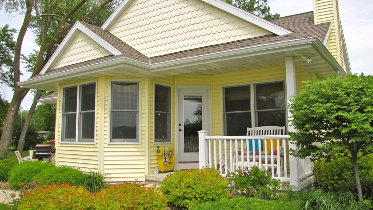 Green Lake Cottage | Sunset Nook Cottage: On Water, Charming, Sunsets, Boat Slip, Near Downtown!