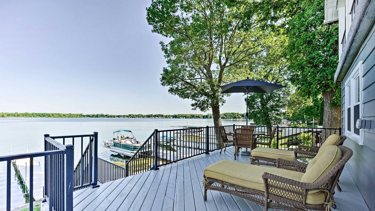 Albion House | Sunset Paradise | Covered Deck, Fire Pit, Lounge Chairs+ Kayaks