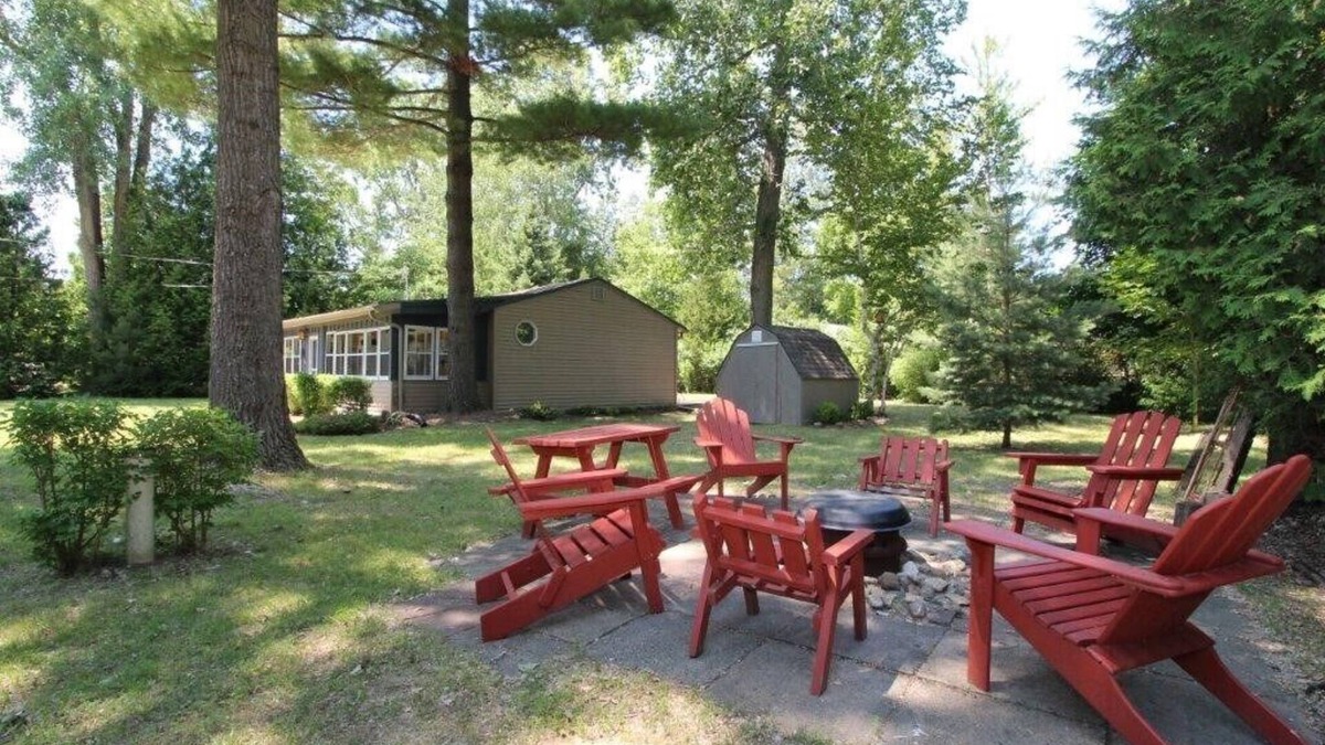 Lambton Shores Cottage | Sunset Pines Cottage Ipperwash ~ minutes to beach!