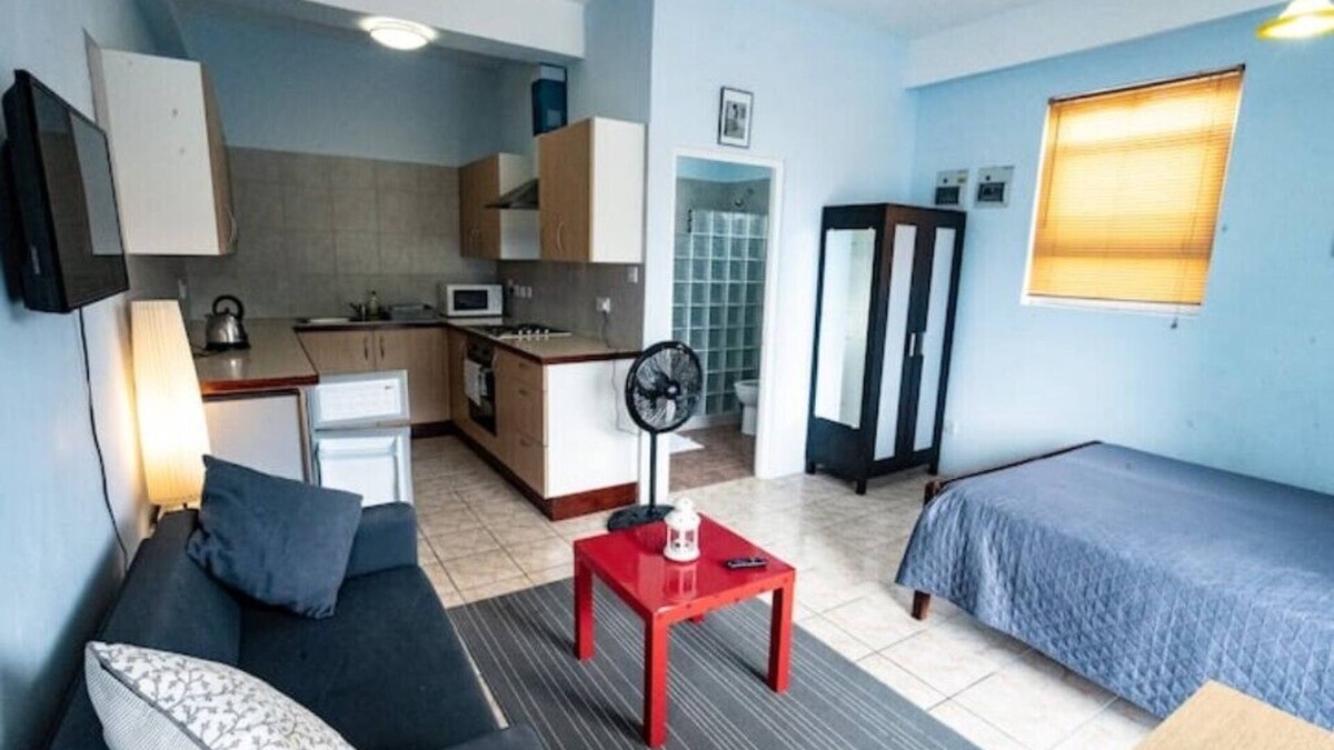 Victoria Apartment | Sunset Plaza Apartments 2