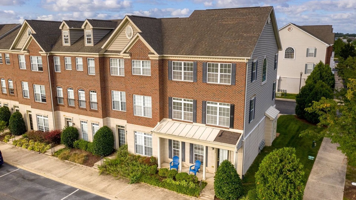 Villages of Five Points House | SUNSET POINT VILLA – 4BR, 2.5BA – Sleeps 8 – Community Pool - Short drive to Beach