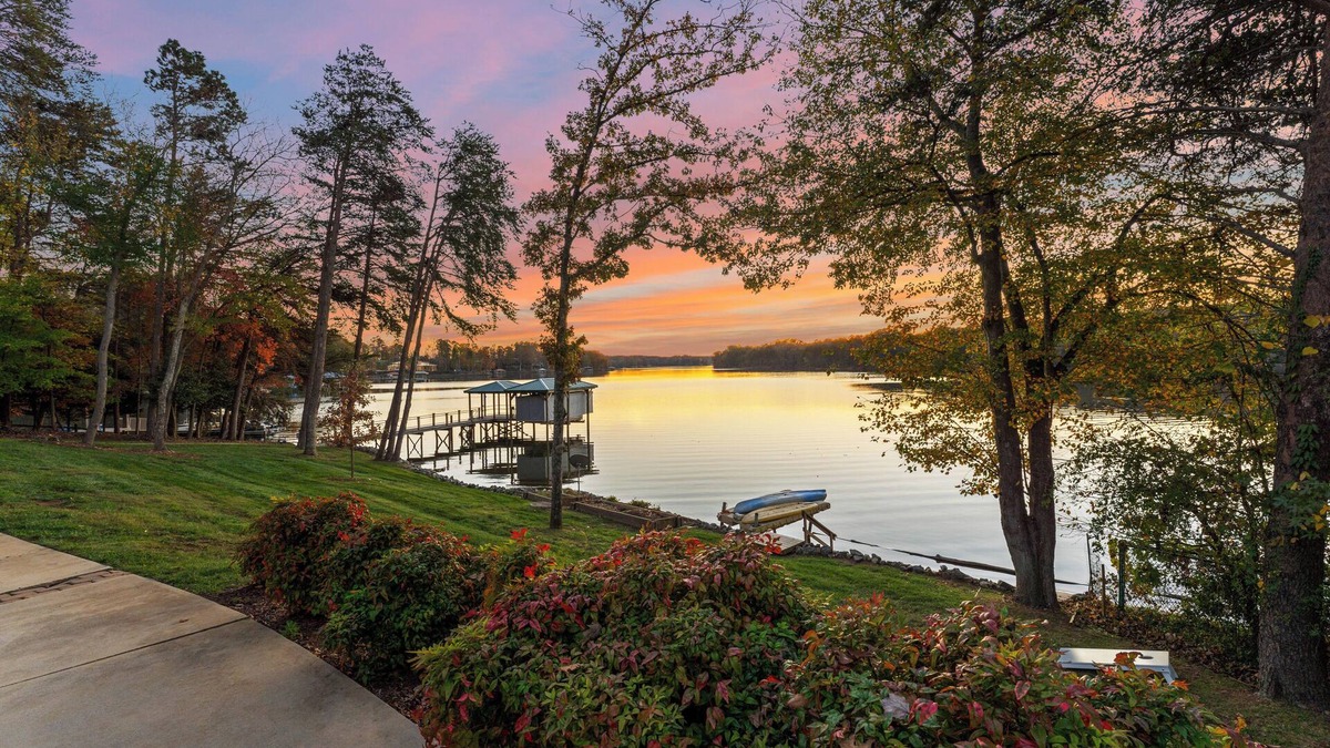 Troutman House | Sunset Pointe by AvantStay | Waterfront, Beach, Fire Pit | Sleeps 14 | 5BDR 4BA