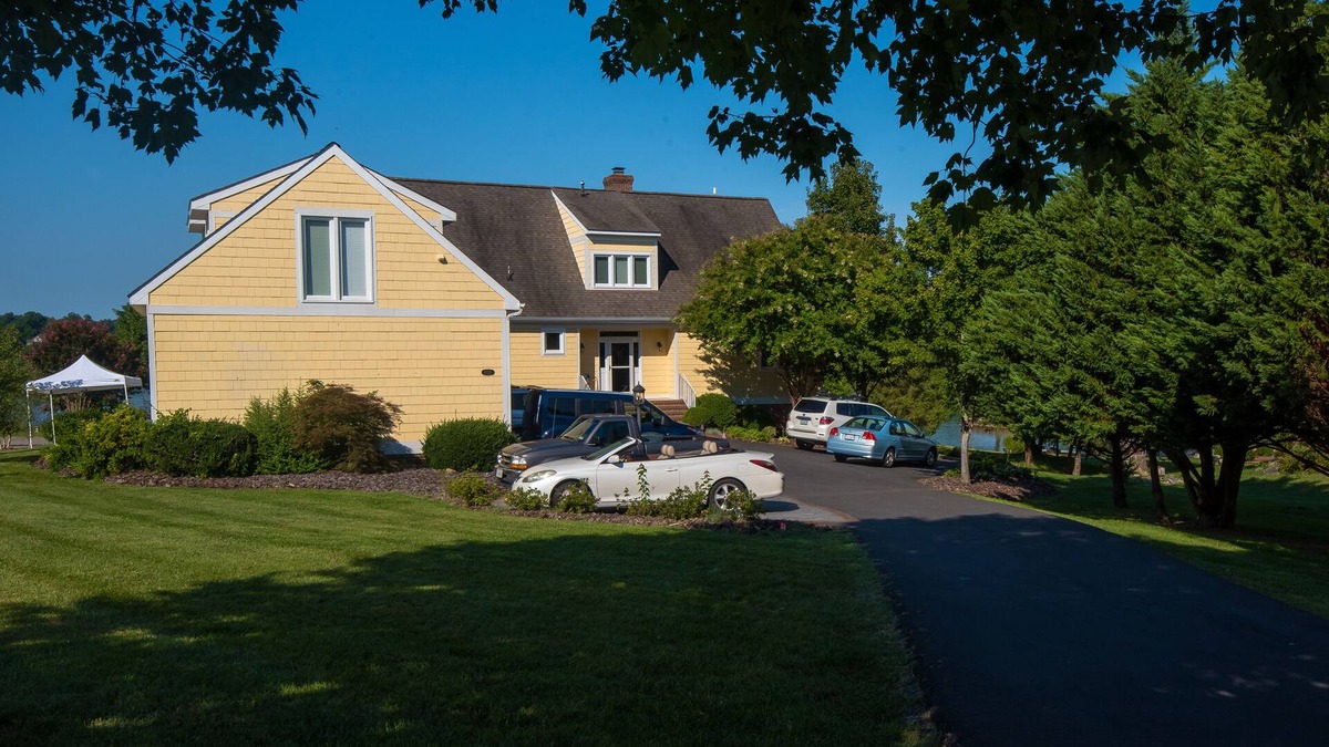 Livingston House | Sunset Retreat - Beautiful Lake Front Rental Property