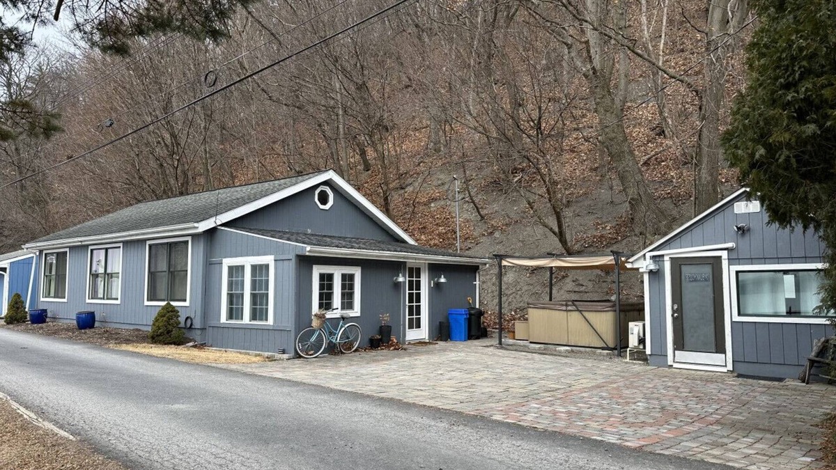 Town of Ledyard House | Sunset Retreat Cayuga Cottage w/hot tub - Cayuga Lake- Panoramic views & Yard. Pet Friendly!