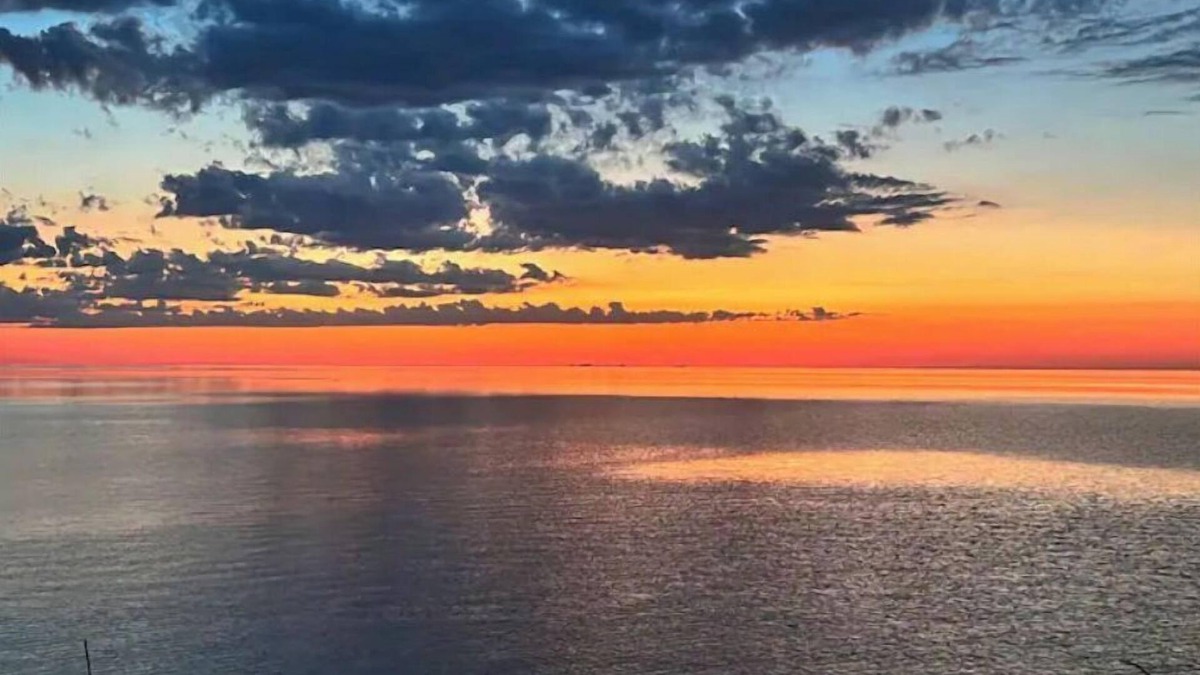 Niagara County House | Sunset Retreat on Beautiful Lake Ontario