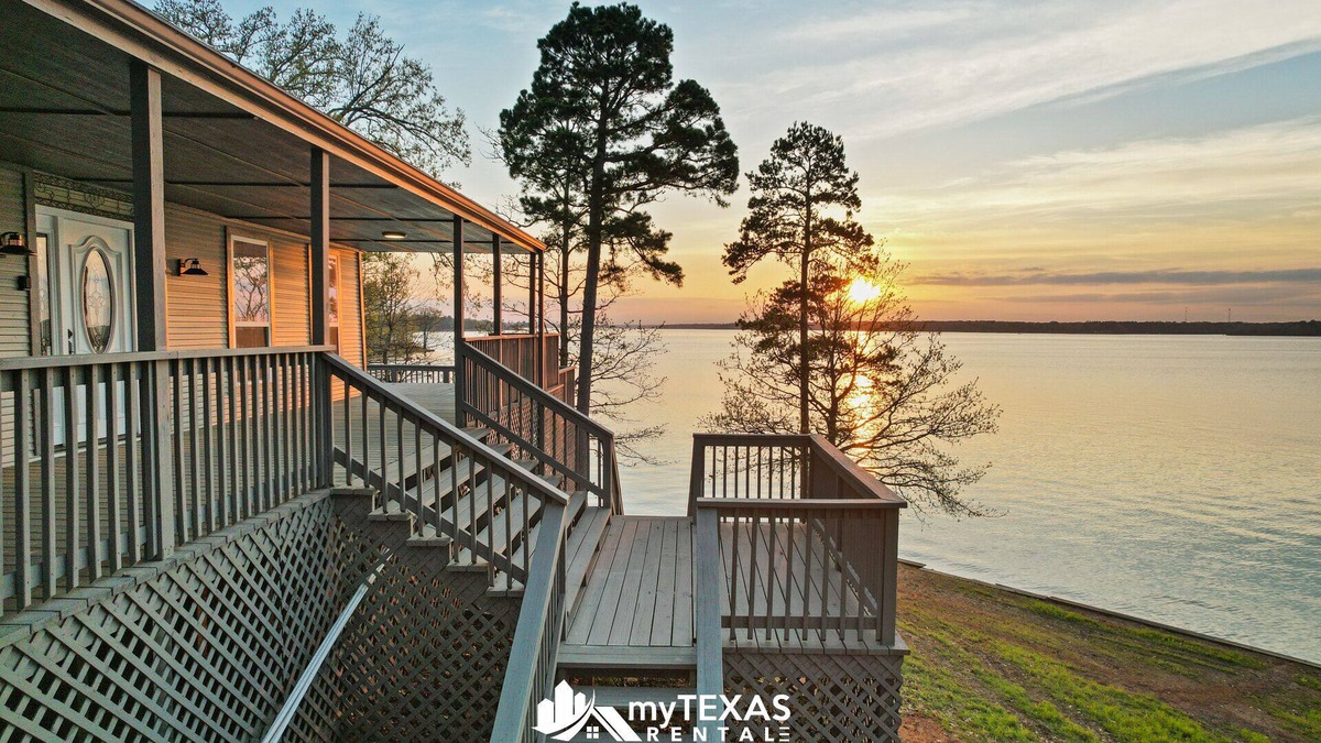 Dogwood House | Sunset Retreat on Lake Bob Sandlin