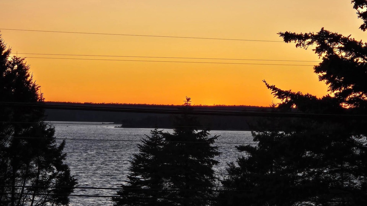 Ragged Island House | Sunset Shore House. Beautiful sunsets 4.8 km from Shelburn's historic waterfront