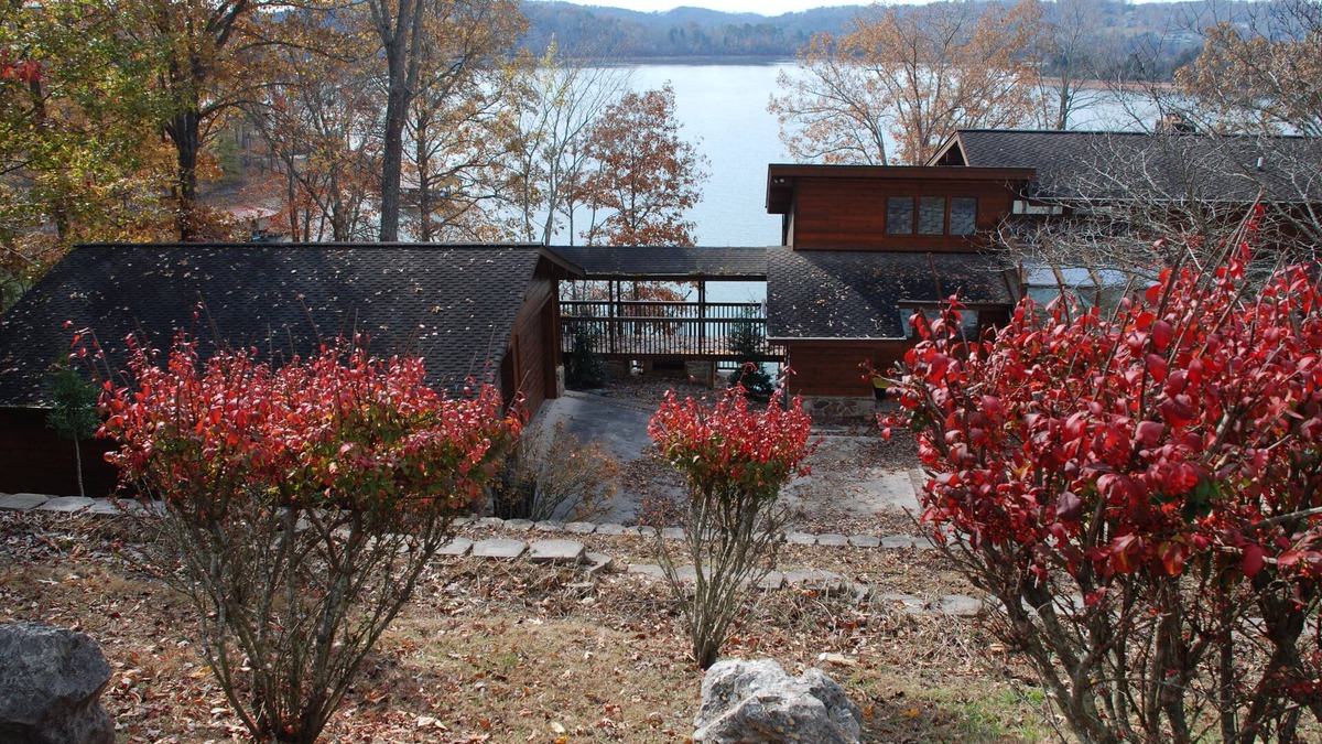 La Follette House | "Sunset Shores" Private lakefront log home at Deerfield Resort, sleeps 16