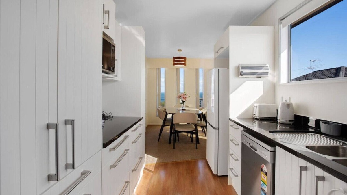 Lynfield House | Sunset Soiree Home with Sea Views and Air-Con