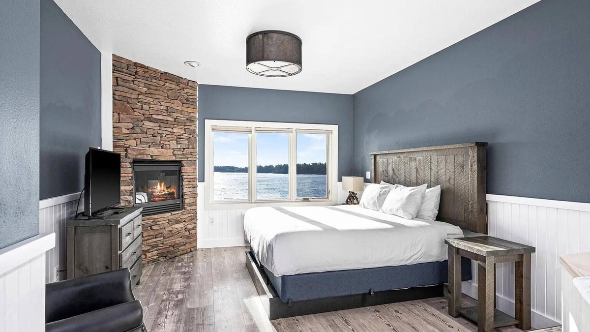 Two Harbors Condo | Sunset Suite on Lake Superior - Pool & Hot Tub