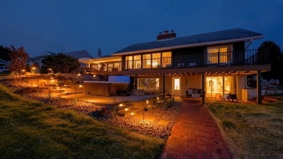 Earlville House | Sunset View Oasis Waterfront w Hot Tub