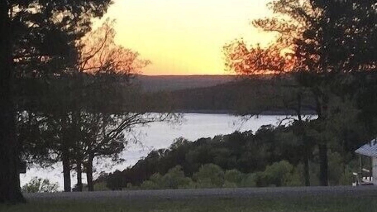 Gamaliel House | Sunset View- Private retreat with lake view on 2 acres , minutes to lake