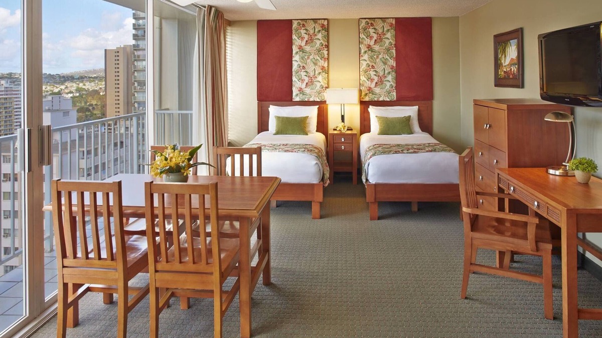 Waikiki Hotel | Sunset Views and Modern Comfort Just a Short Walk to Waikiki Beach