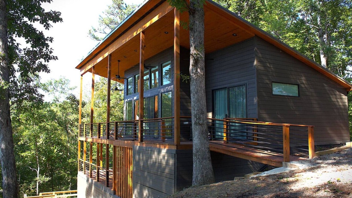 Arley House | Sunset Views-Modern Lake Retreat