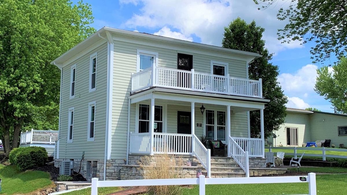 Dellroy House | Sunset Views over Atwood Lake!