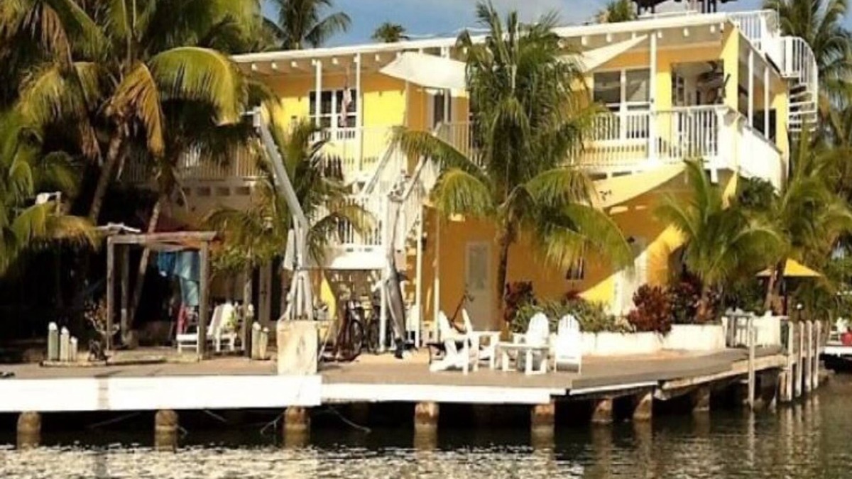 Marathon Villa | Sunset Villas - Affordable Open Waterfront Accommodations with Dockage & Ramp