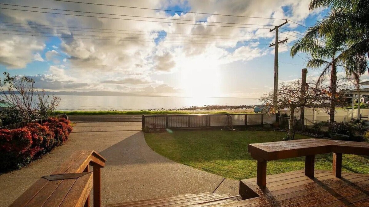 Ngarimu Bay House | Sunsets by the Beach | Waterfront | Sleeps 8