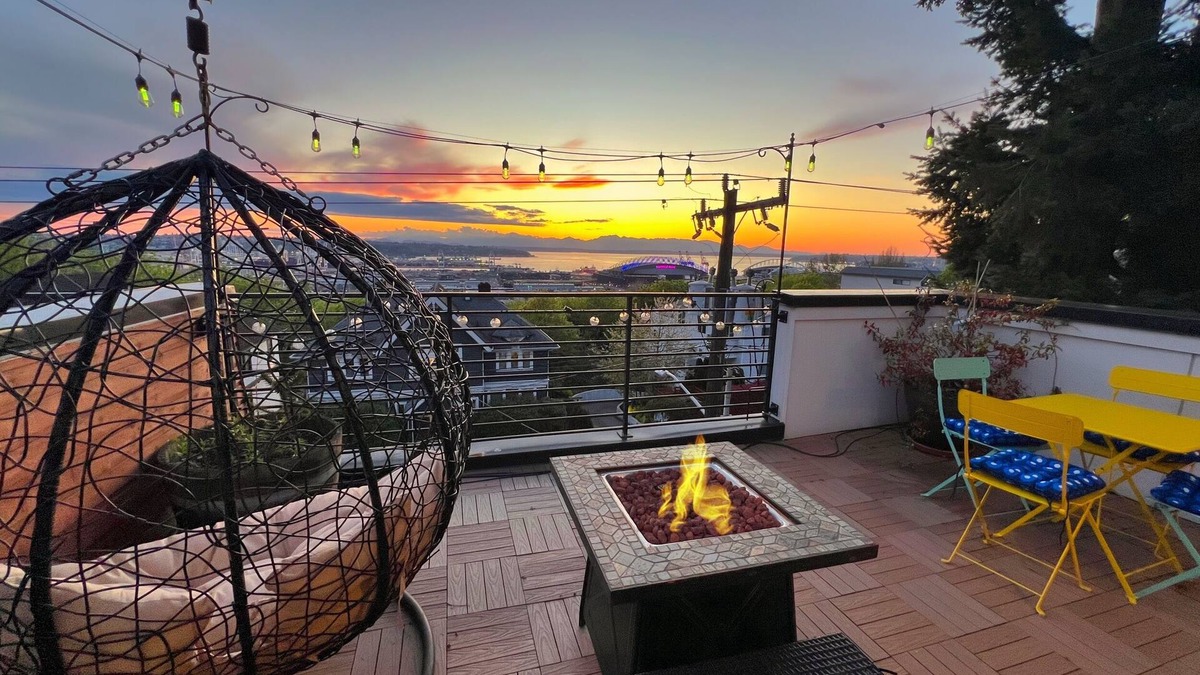 North Beacon Hill House | Sunsets, Mountains and Bay Magic, fire pit & BBQ oRooftop Delight!