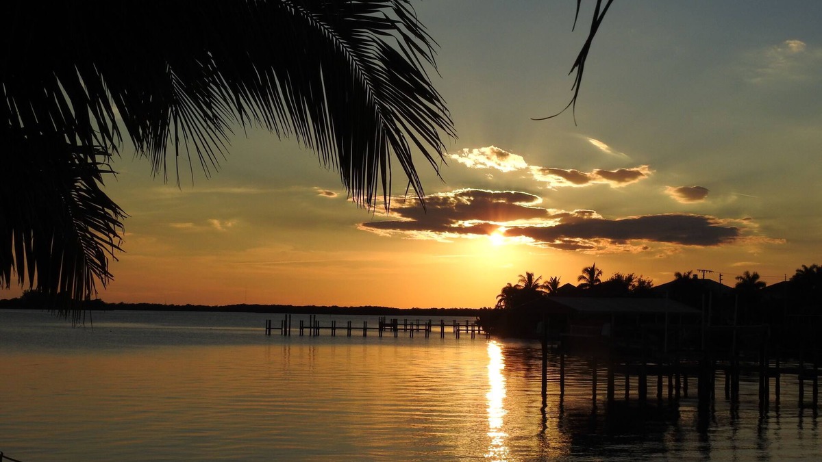 Edgewater House | Sunsets on the beach