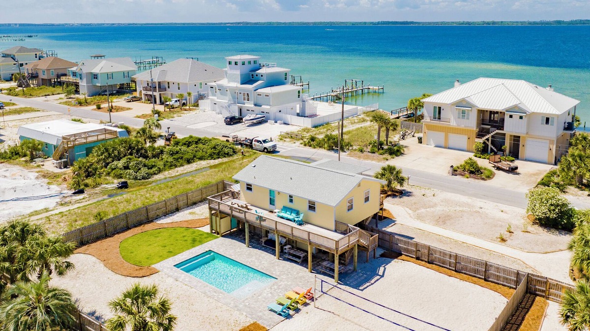 Villa Segunda House | Sunshine Beach House - Private Pool - 5 minute walk to beaches - Pet friendly