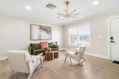 North Palm Beach House | Sunshine Breeze Retreat #913