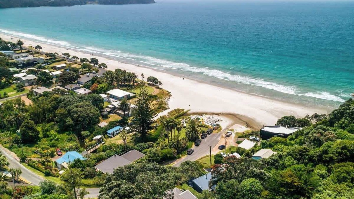 Onetangi House | Sunshine Cottage by the Sea | Stay Waiheke