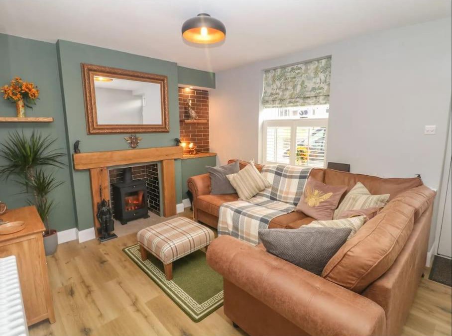 Tideswell House | Sunshine Cottage Tideswell, Games room included.