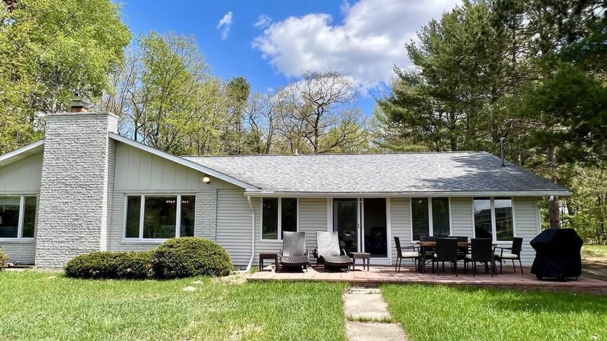 Lewiston House | Sunshine Cove Summary