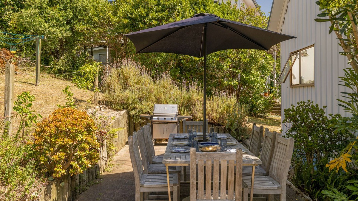 Onemana House | Sunshine Grove Retreat - Onemana Holiday Home