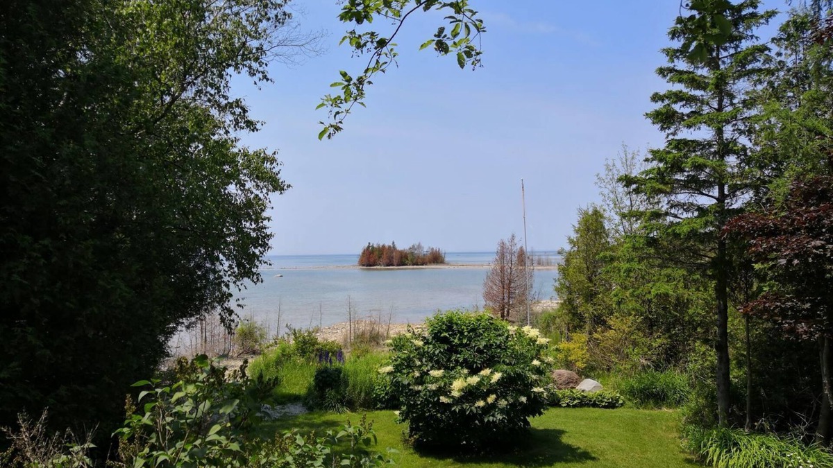 Northern Bruce Peninsula House | Sunshine Lake Huron Water Front Cottage