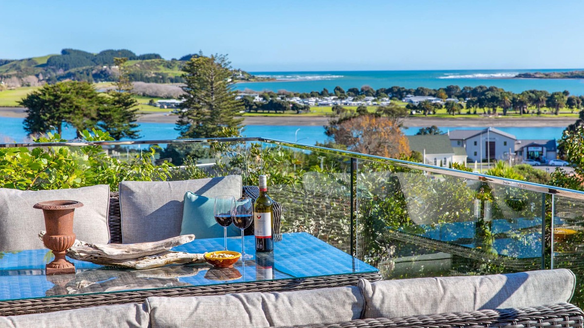 Raglan Cottage | Sunshine Lookout - Raglan Holiday Home