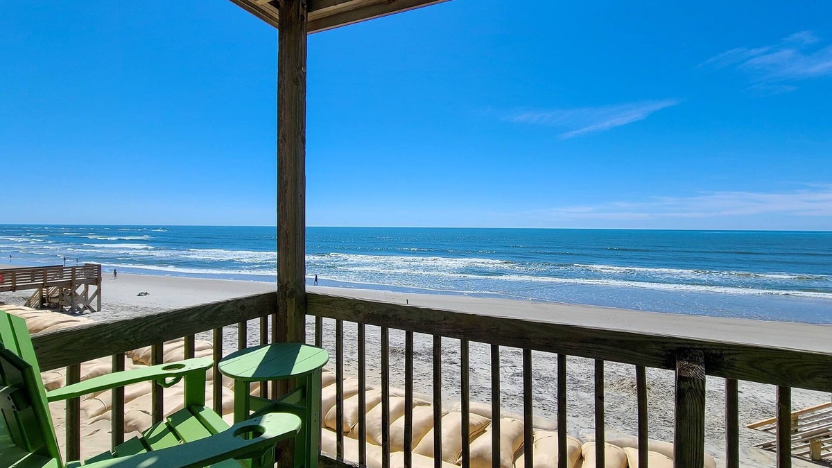 McCutcheon Field Condo | Sunshine Paradise: Oceanfront Retreat Awaits