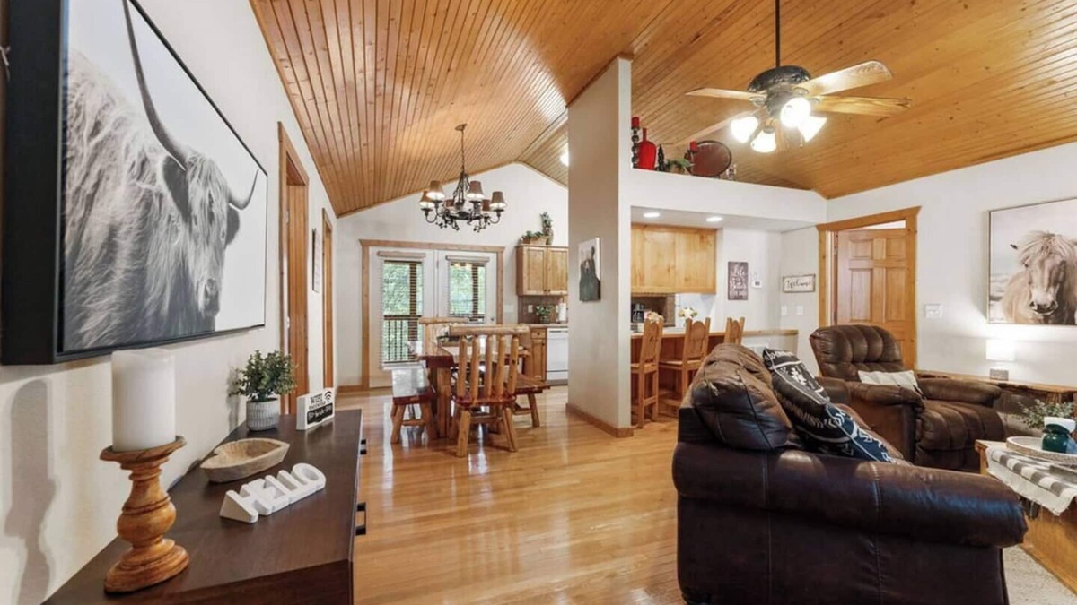 Reeds Spring Cabin | Sunshine Stonebridge Cabin near Silver Dollar City - Pools, Lake, Golf!