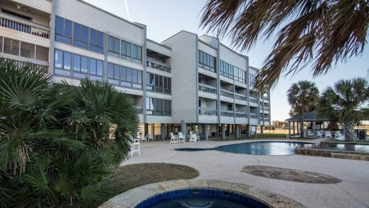Port Arthur Condo | Sunshine Vibes Waterfront Condo Sabine Lake w Pool