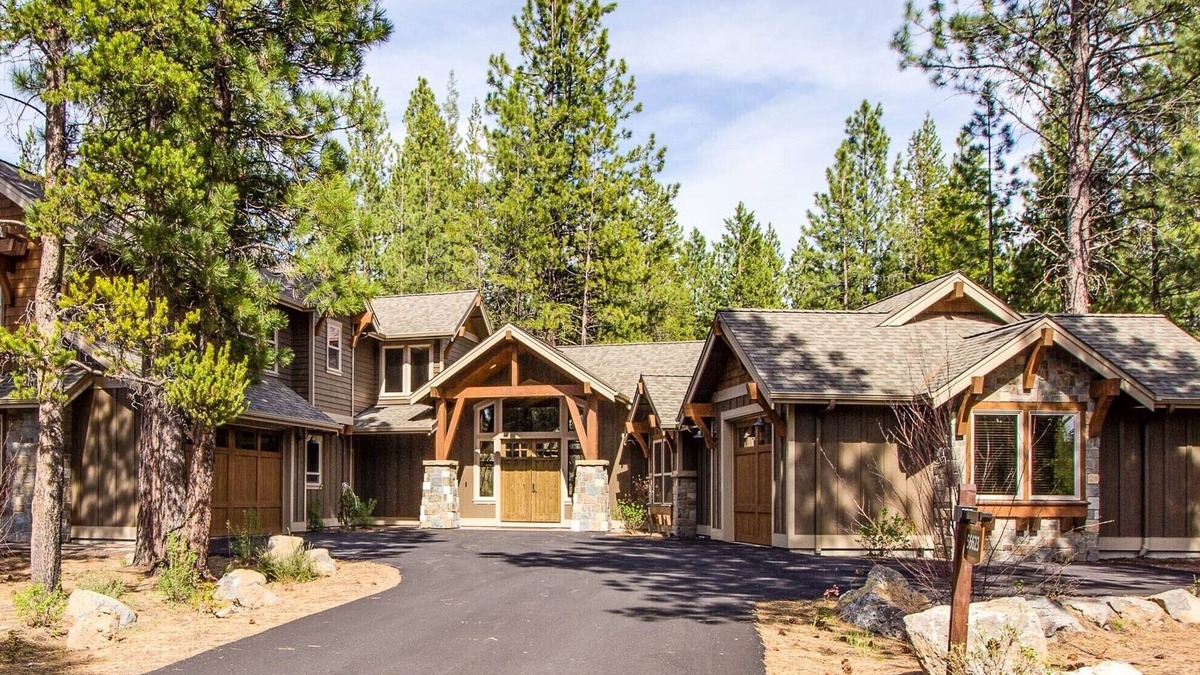 Sunriver House | Sunstone Stunner - Six Master Suites and Bunkroom