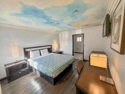 Southeast Anaheim Hotel | Super 7 Motel - Anaheim Packing District & Disneyland