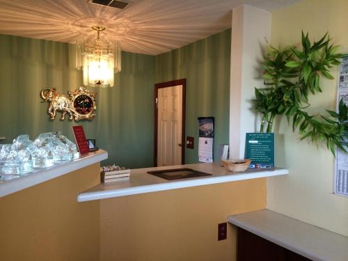 Sedalia Hotel | Super 7 Motel